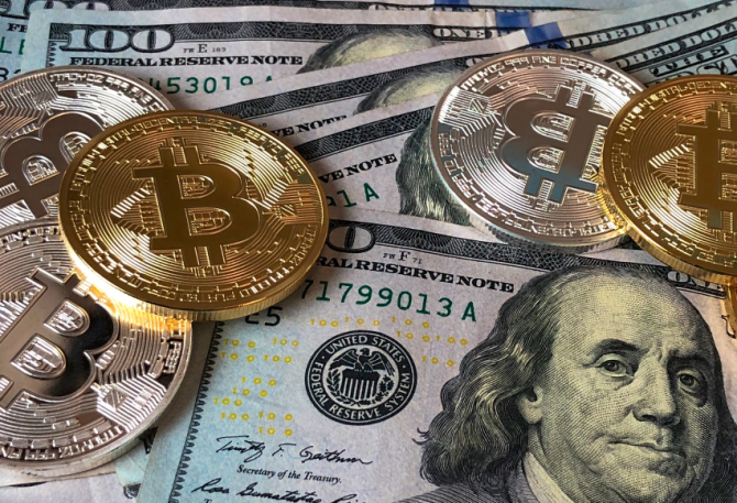 Bitcoin und Dollar Scheine